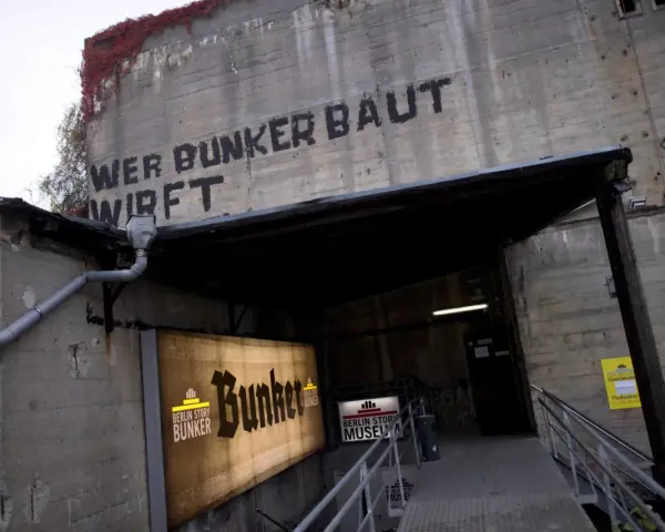 Eingang zum "Berlin Story Bunker", einem Museum, das Einblicke in die Geschichte des Führerbunkers bietet.