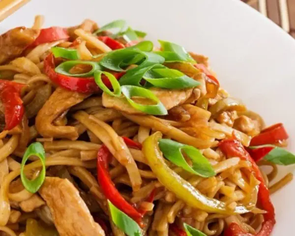 Pyszny makaron udon z kurczakiem i warzywami, idealny na szybki obiad. Prosty przepis na udon, który zachwyci każdego!