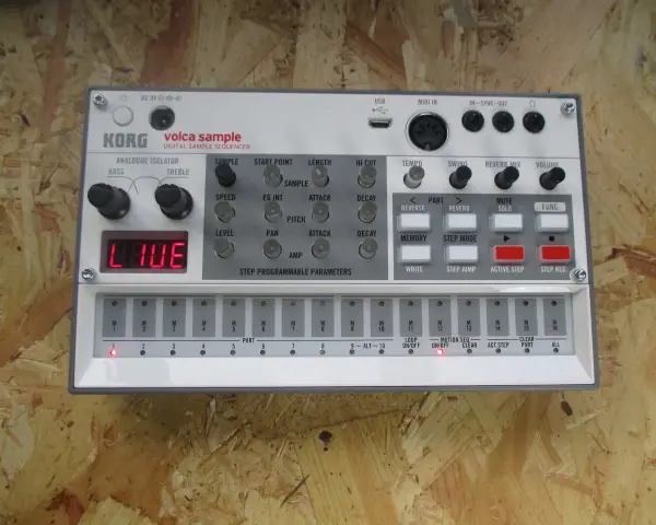 Korg Volca Sample 2, kompaktowy sekwencer sampli, gotowy do tworzenia muzyki.