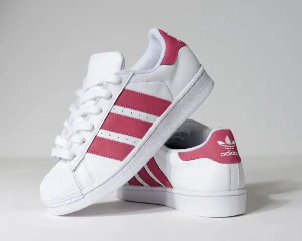 Białe buty sportowe Adidas Superstar z różowymi paskami. Rozmiar 37 1/3, idealne na stopę o długości 23,5 cm.