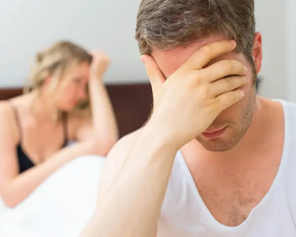 Rozczarowanie i smutek pary w łóżku. Brak współżycia konsekwencje u kobiet mogą być głębokie, wpływając na samopoczucie i relacje.