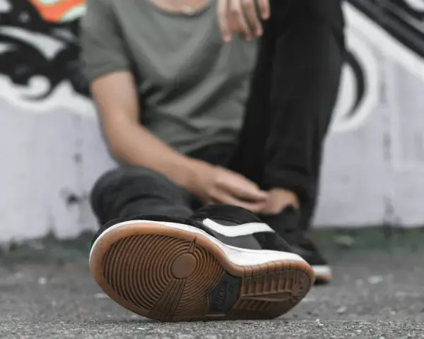 Scarpa da skate con suola consumata, tipica di chi pratica sport e ha un passo pronatore.