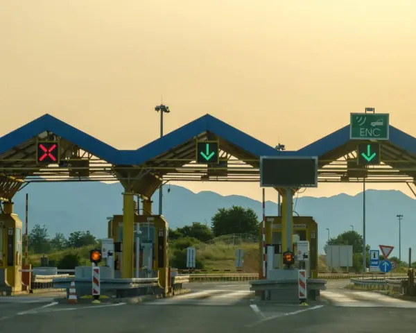 Bramki autostradowe z czerwonym krzyżykiem i zieloną strzałką. Można tu kupić e-toll bilet jednorazowy.