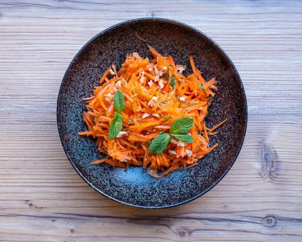 Ein bunter Karottensalat mit Minze und Nüssen, perfekt für ein leichtes karottensalat rezept.