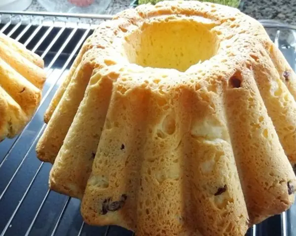 Puszyste i wilgotne ciasto drożdżowe z rodzynkami, idealne na każdą okazję. Ten przepis to gwarancja sukcesu!