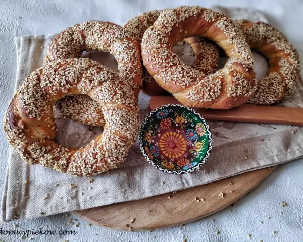 Pyszne simity posypane sezamem, idealne na śniadanie. Ten simit przepis jest prosty i szybki!