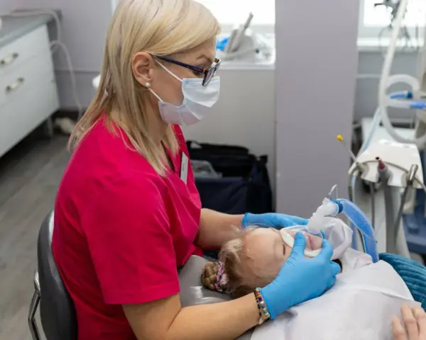 Znieczulenie u dentysty: Alergia czy strach? Rozpoznaj objawy!