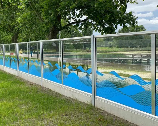 Nowy ekran akustyczny od sąsiada z motywem fal.