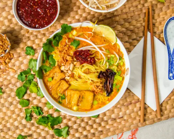 Aksamitny bulion, makaron, tofu i dodatki tworzą pyszną laksa. Co to jest? To azjatycka uczta!