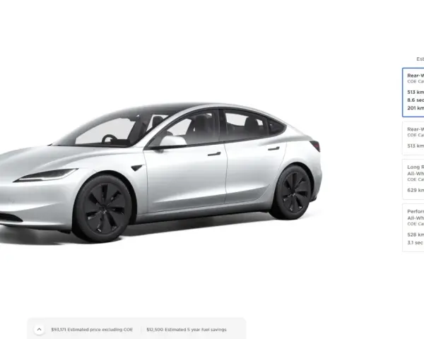 Srebrny Tesla Model 3 z czarnymi felgami, widok z boku.