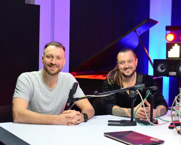 Aleksander Milwiw-Baron i jego kolega w studiu, gotowi do nagrania nowych utworów.