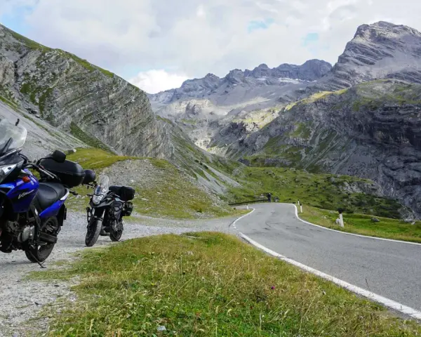 Dwa motocykle na górskiej drodze. Niesamowite widoki Słowacji podczas podróży motocyklem.