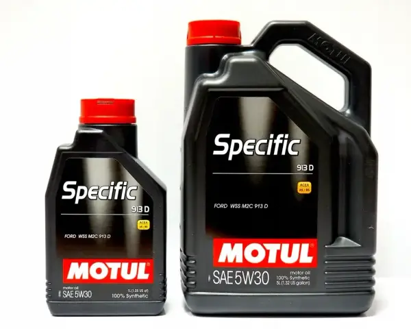 Dwa opakowania oleju silnikowego Motul Specific SAE 5W30. Czy Motul to dobry olej? Tak, ten syntetyczny olej spełnia normę Ford WSS M2C 913 D.