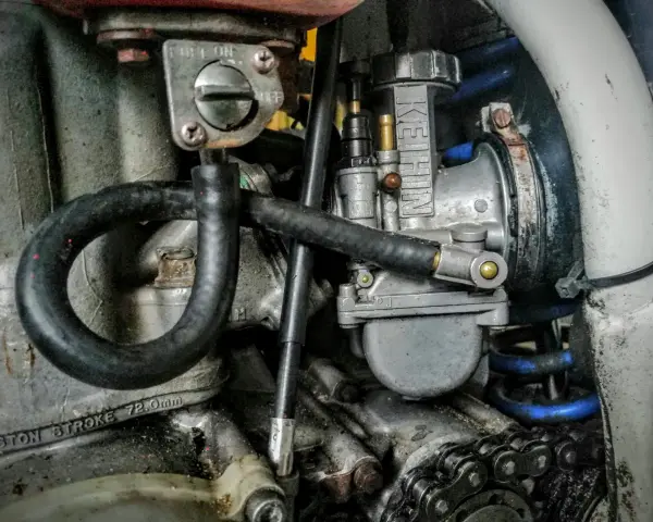 Silnik motocykla z widocznym gaźnikiem Keihin. Możliwe czyszczenie gaźnika bez rozbierania.