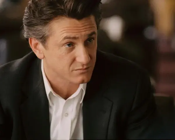Sean Penn w garniturze, zamyślony. Jego role w filmach zapadają w pamięć.