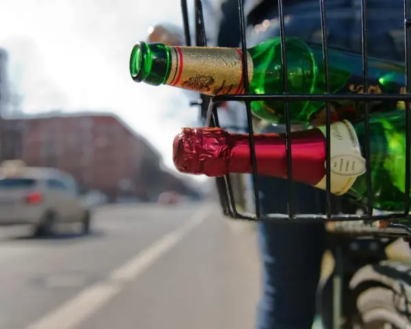 Flaschen im Fahrradkorb. Vorsicht: betrunken Fahrrad fahren Strafe!