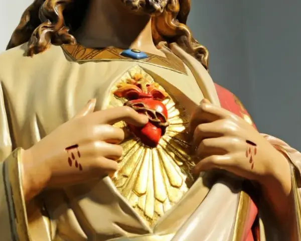 Statue des heiligen Herz Jesu mit Dornenkrone und Wundmalen an den Händen.