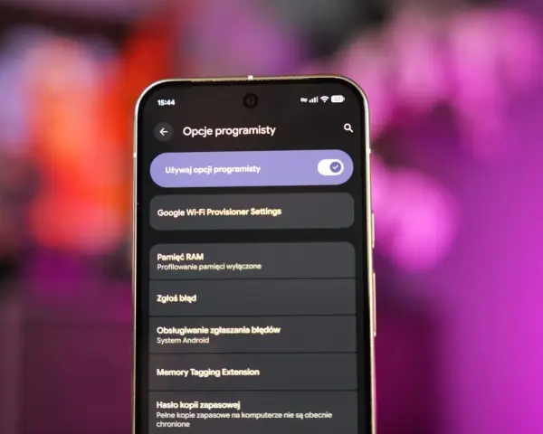 Ekran telefonu Xiaomi z włączonymi opcjami programisty. Dowiedz się, jak przyspieszyć telefon Xiaomi, korzystając z tych ustawień.
