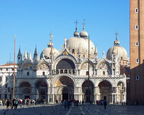 La maestosa Basilica di San Marco a Venezia, con le sue cupole e mosaici, domina la piazza. Un'icona architettonica.