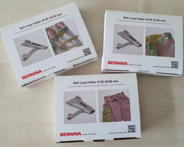Trois boîtes Bernina présentent des guides pour faire un passant de ceinture en fil. Idéal pour des finitions professionnelles sur vos créations.