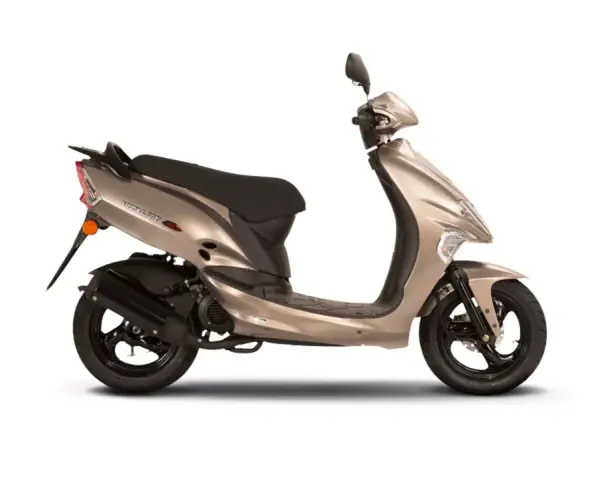 Złoty skuter Kymco Vitality 50 2T na białym tle. Elegancki, miejski pojazd gotowy na przygody.