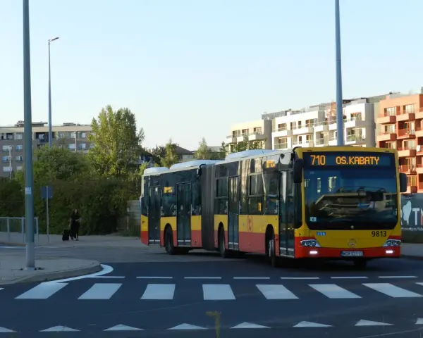 Autobus 710 z napisem "OS. KABATY" na wyświetlaczu, gotowy do odjazdu. Sprawdź autobus 710 rozkład jazdy.