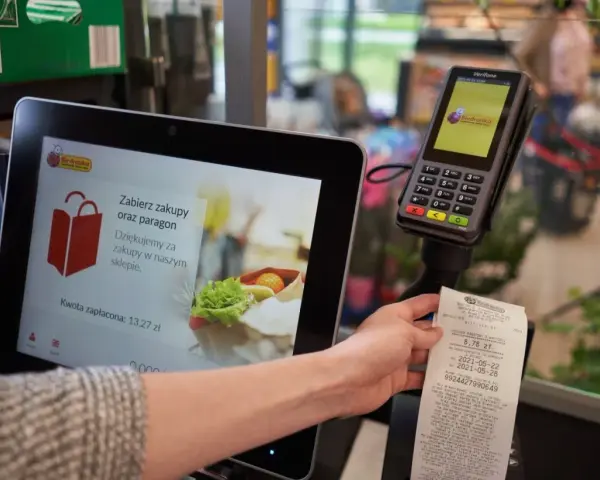 Ile można zarobić na kasie w supermarkecie? Zaskakujące różnice w pensjach