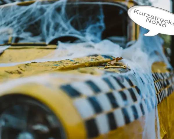Ein verlassenes Taxi, umhüllt von Spinnweben, scheint eine lange, unheimliche **Taxi Fernfahrt** anzudeuten. "Kurzstrecke? NöNö" steht in einer Sprechblase.