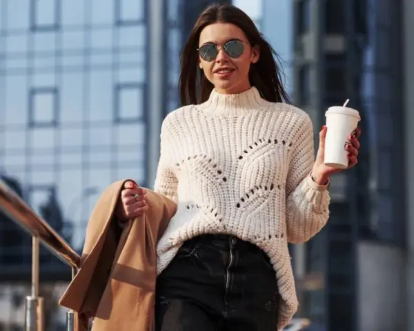 Stylizacje z kremowym swetrem, które odmienią Twój wygląd na każdą okazję