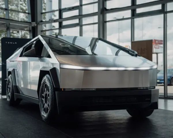 Tesla Cybertruck w salonie Tesli, z widokiem na ulicę przez okno.