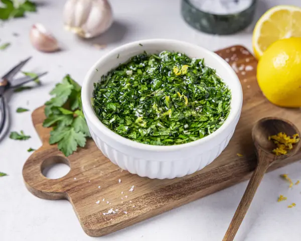 Frische Gremolata, ein klassisches italienisches Rezept, zubereitet mit Petersilie, Knoblauch und Zitronenschale. Perfekt für Osso Buco.