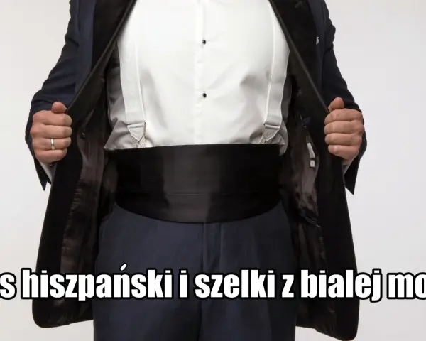 Elegancki smoking z pasem hiszpańskim i białymi szelkami.