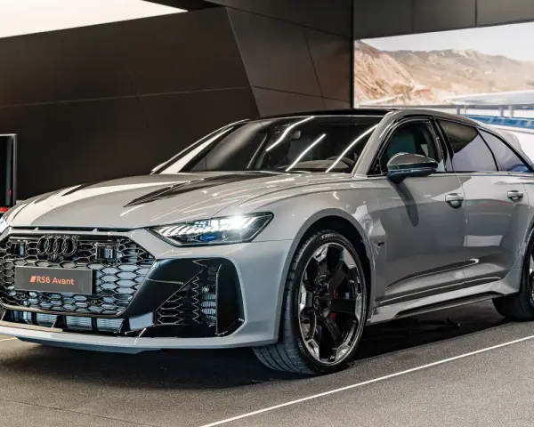 Szary Audi RS6 GT Avant z czarnymi akcentami i felgami, gotowy do podboju każdej drogi.