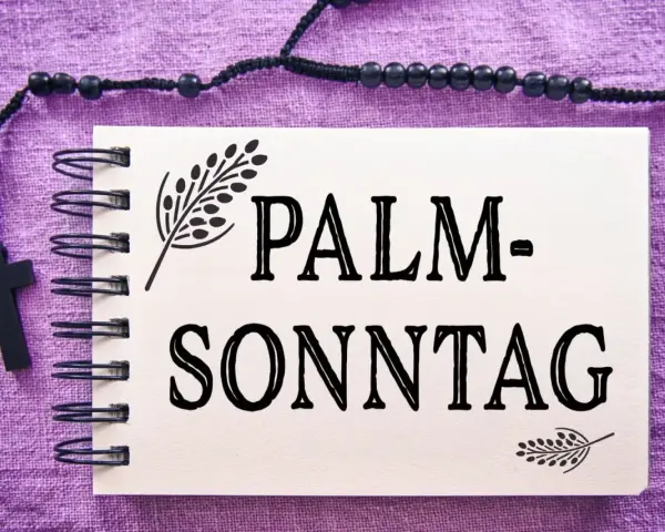 Ein Notizbuch mit der Aufschrift "PALM-SONNTAG" und einem Rosenkranz mit Kreuz. Gesegneten Palmsonntag!