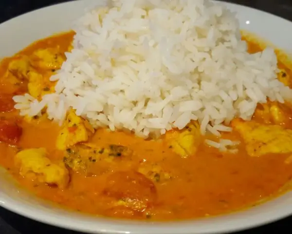 Kurczak curry z ryżem: przepis na sypki ryż i kremowy sos