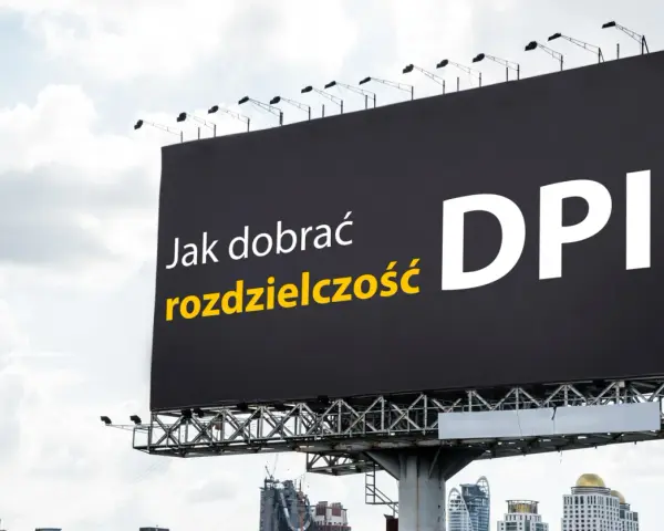Jak dobrać rozdzielczość DPI do druku A4? Billboard z pytaniem o jakość wydruku.