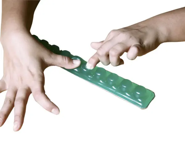 Händer som trycker på en grön gelremsa med bubblor, en rolig finger fidget.