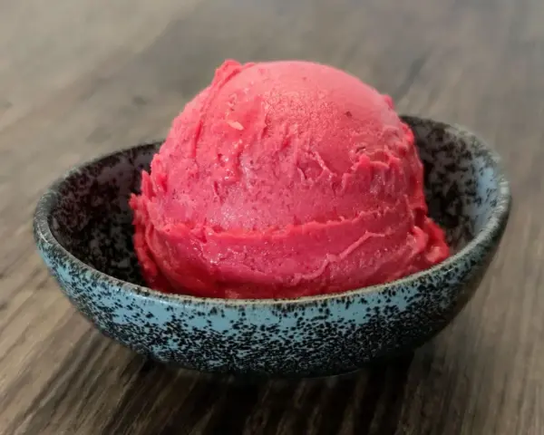 Ein Löffel cremiges Kirscheis, perfekt für alle, die Kirscheis selber machen wollen.