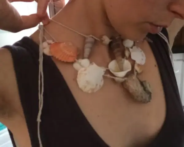 Collane con conchiglie fai da te, un tocco di mare per il tuo stile.