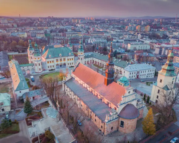 Kielce co zwiedzić? Bazylika katedralna i Pałac Biskupów Krakowskich o zachodzie słońca. Wspaniałe zabytki miasta.