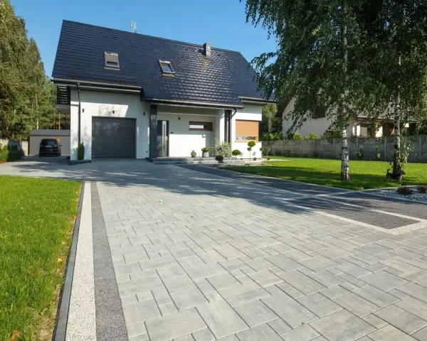 Ile kosztuje wybrukowanie podjazdu? Sprawdź szczegółowy kosztorys