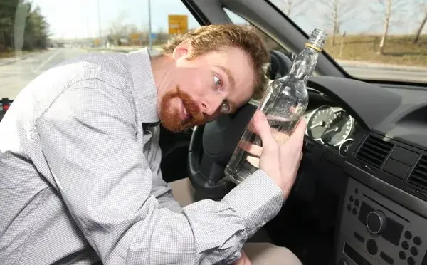 Po jakim czasie po piwie można prowadzić auto? Sprawdź!