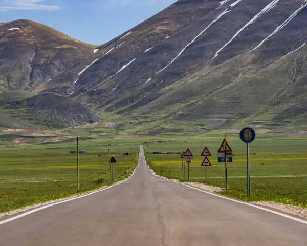Strade da moto perfette per un viaggio panoramico tra montagne verdi e campi fioriti. Un invito a esplorare paesaggi mozzafiato.