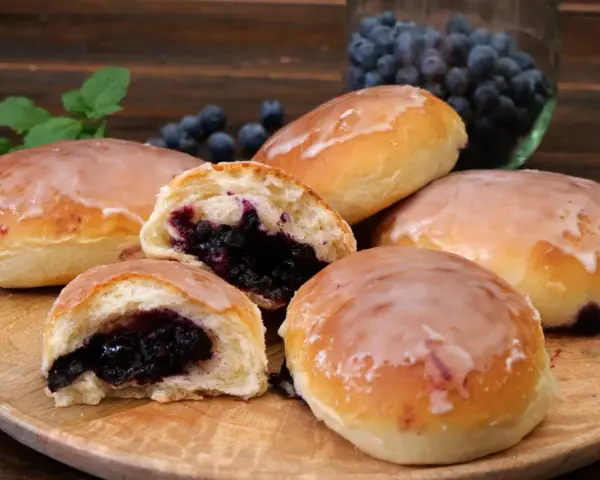 Pyszne jagodzianki z lukrem, idealne na deser. Ten przepis na jagodzianki zachwyci każdego!