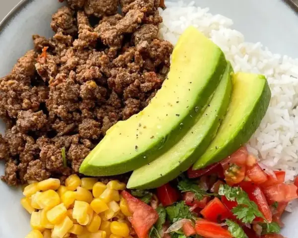 Bowl con arroz, maíz, pico de gallo, aguacate y la mejor carne para picar. ¡Una comida completa y deliciosa!