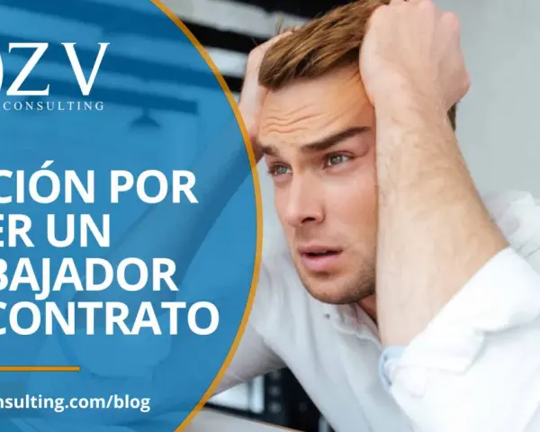 Hombre angustiado por una sanción por tener un trabajador sin contrato. Evita multas y problemas legales.
