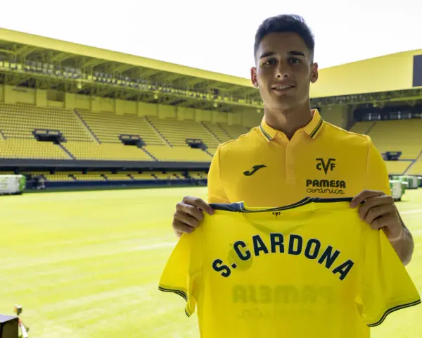 Sergi Cardona, jugador del Villarreal CF, posa con su camiseta amarilla en el estadio de la Cerámica.