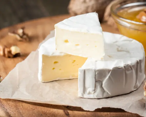 Ein cremiger Camembert mit Nüssen und Honig. Vorsicht bei Camembert in der Schwangerschaft.