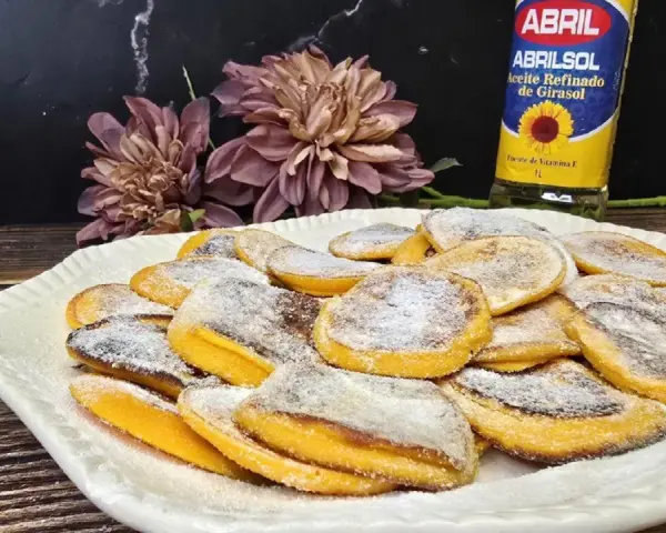 Deliciosas rodajas de calabaza al horno, espolvoreadas con azúcar glas. Un postre casero perfecto.
