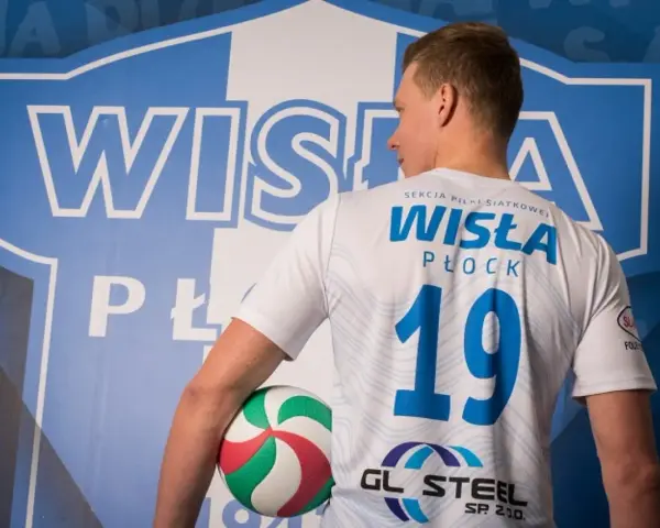 Krzysztof Kisiel, siatkarz Wisły Płock, z piłką w ręku.